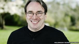 Linus Torvalds desenvolveu o Linux em 1991 enquanto estava na Universidade de Helsinque, na Finlândia. Ele se tornou cidadão americano em 2010.