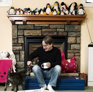 O Sr. Torvalds construiu uma coleção de pinguins — o mascote oficial do _kernel_ do Linux.