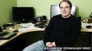 O Sr. Torvalds trabalha no _kernel_ Linux em seu escritório em casa em Oregon.