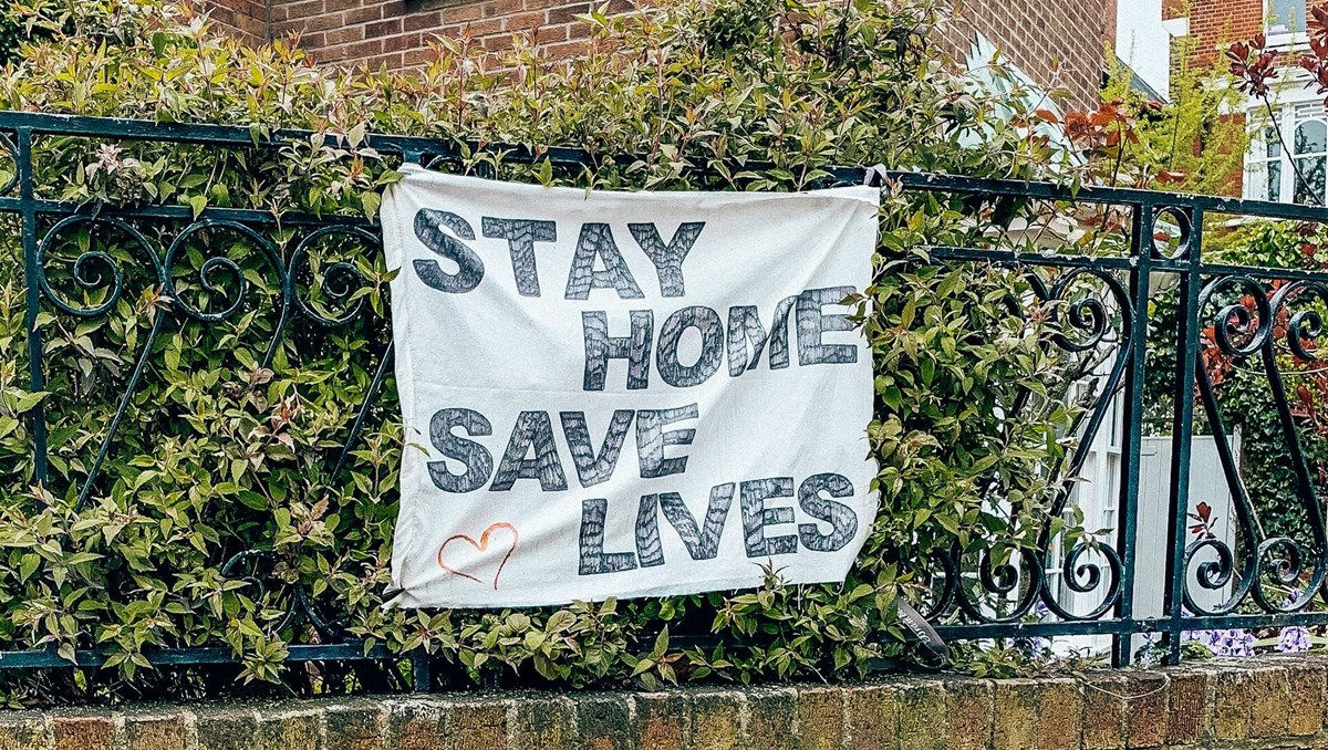 "Fique em casa, salve vidas". Crédito da imagem: Stephanie Martin no Unsplash.