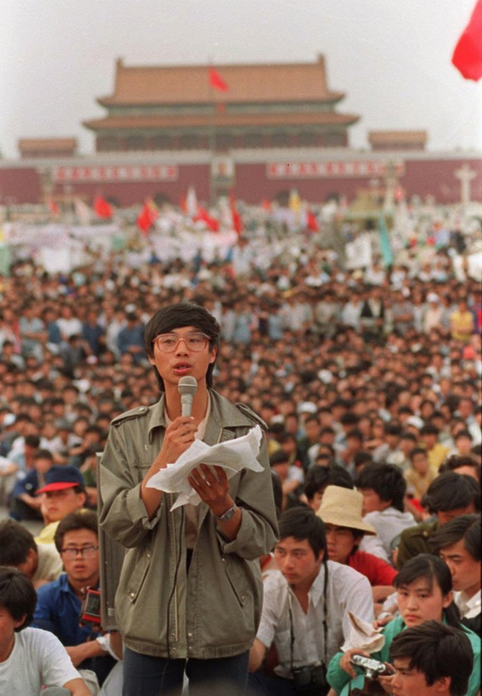 27 de maio de 1989, o líder estudantil Wang Dan pede às nações ocidentais que exijam direitos humanos ao comercializar com a China. Crédito da imagem: [Associated Press](https://apnews.com/article/china-beijing-tiananmen-square-international-news-asia-pacific-d7944725cf6a4abe88ba3f706c3cbbaa) Photo / Mark Avery.