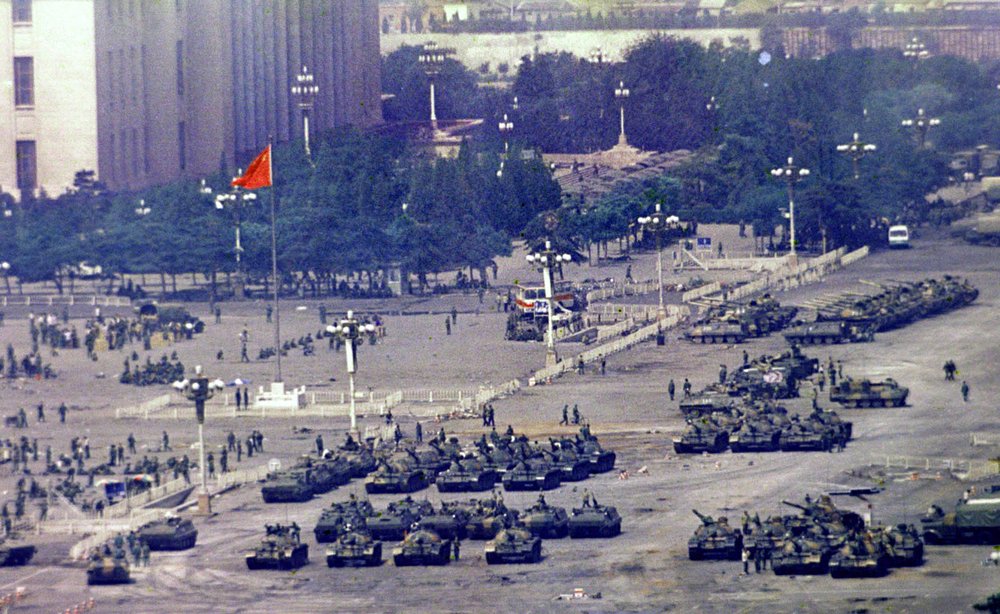 Essa foto foi tirada em 5 de junho de 1989, após o massacre. Crédito da imagem: [Associated Press](https://apnews.com/article/china-beijing-tiananmen-square-international-news-asia-pacific-d7944725cf6a4abe88ba3f706c3cbbaa/gallery/edeb5254ae044d919215ec1b32675ff9) Photo / Jeff Widener.