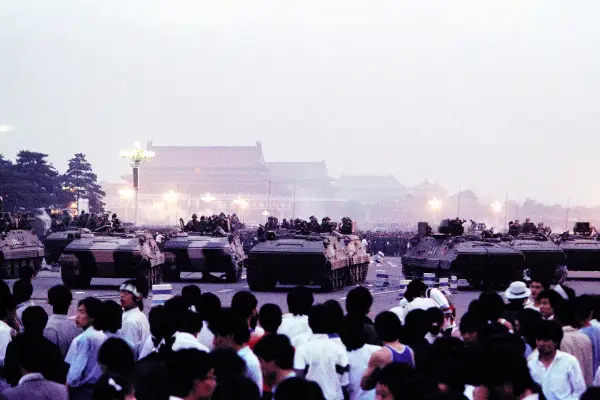 Veículos blindados entram na Praça da Paz Celestial em 4 de junho de 1989. Fonte da imagem: [Business Insider](https://www.businessinsider.com/tiananmen-square-2015-6#zhaos-rival-chinese-premier-li-peng-declared-martial-law-shortly-after-10).