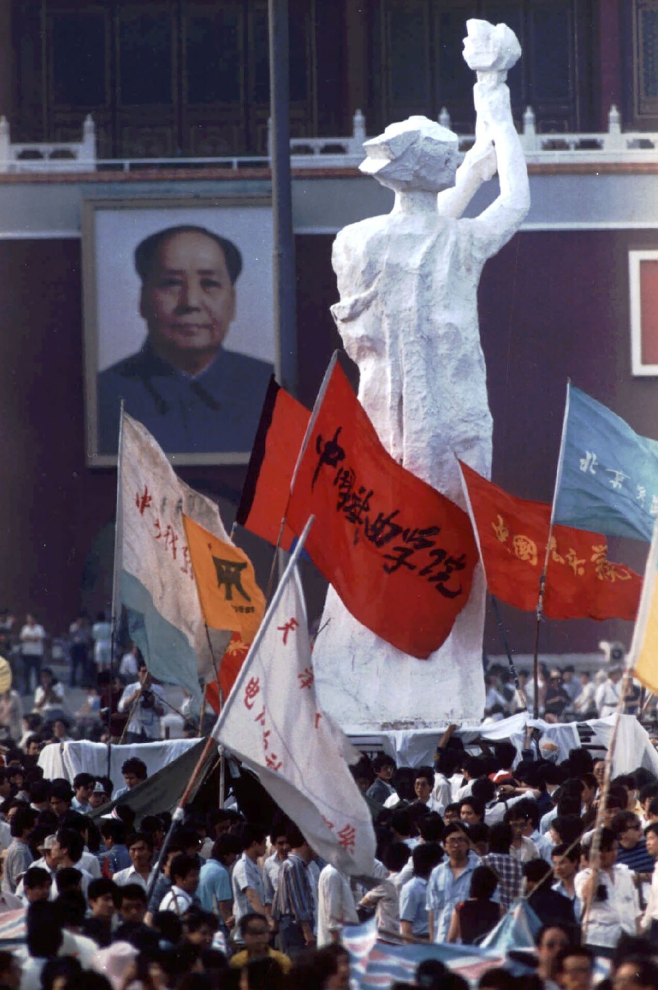 Os manifestantes construíram uma estátua da Deusa da Democracia, de dez metros de altura, que permaneceu de 30 de maio de 1989 a 4 de junho de 1989. Fonte da imagem: [CNN](https://www.cnn.com/style/article/tiananmen-square-goddess-of-democracy/index.html).
