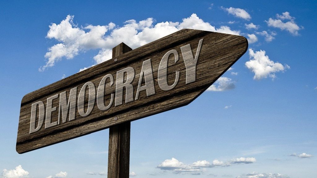 Crédito da imagem: Gerd Altmann - [Pixabay](https://pixabay.com/illustrations/democracy-signpost-sign-direction-1536654/)